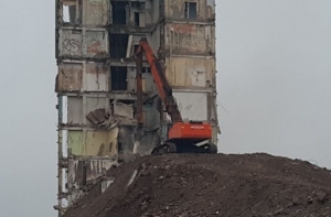 При разборе «Радиотехники» куски бетона чуть не смяли под собой экскаватор