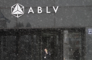 Опрос: половине латвийцев судьба ABLV безразлична