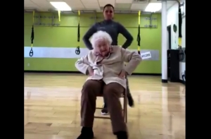 В многоэтажном доме в центре Риги вспыхнул пожар