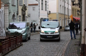В рижском отеле турист спал на стойке и вешался на шеи постояльцев