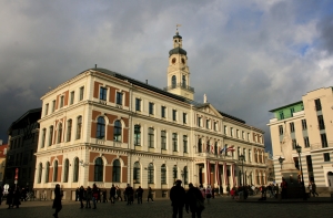 В Рижской думе прошла эвакуация людей: тревога оказалась ложной