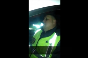 Спокойной ночи, малыши: очевидец снял на видео спящих полицейских