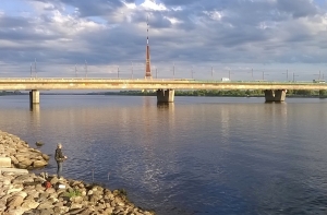 Авария на Островном мосту: столкнулись фура и автомобиль