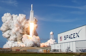 В США запущена сверхтяжелая ракета Falcon Heavy