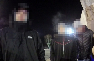 Около памятника Свободы задержали поляков без штанов