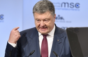 Порошенко призвал запретить российский флаг во всем мире‍