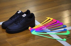 Любителям кроссовок Nike предложили клеить «свуши»