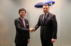 Президент договорился с Samsung создать в Риге центр исследований