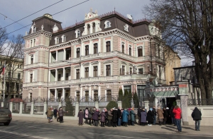 Граждане России выстроились в очереди у латвийских избирательных участков