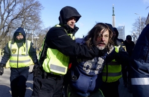 ФОТО и ВИДЕО: в Риге прошло шествие памяти легионеров, двое задержанных