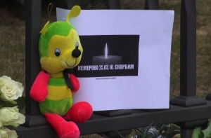 Латвийцы несут цветы и игрушки к посольству России