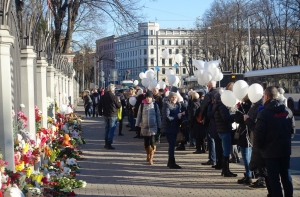Рижане запустили в небо шары в память о погибших в Кемерове