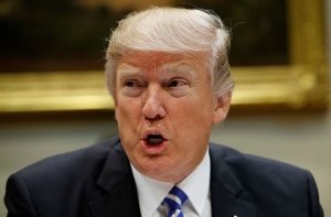 Трампу перед звонком Путину принесли бумаги с надписью «НЕ ПОЗДРАВЛЯТЬ»