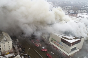 Опубликовано видео первых минут пожара в кинотеатре Кемерова