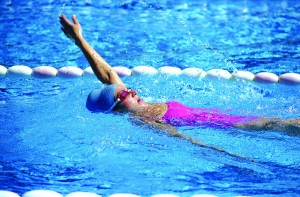 Из-за сильного запаха в школьном бассейне госпитализированы 11 детей