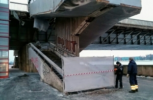 У Вантового моста частично обрушилась лестница