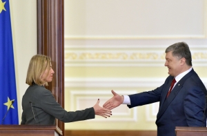 Порошенко попросил у ЕС оборонительное вооружение