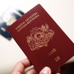 Латвийцев хотят избавить от расходов на оформление паспортов и ID-карт