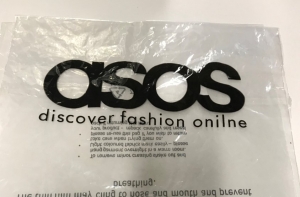 Лимитированная коллекция: интернет-магазин Asos выпустил тысячи пакетов с опечаткой