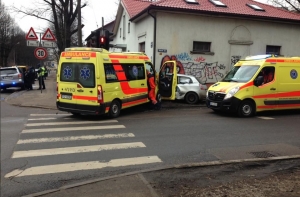 Агенскалнс: машина «скорой» прижала легковое авто к стене