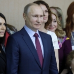Путин поздравил российских женщин с 8 марта и прочитал стихотворение