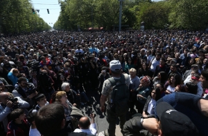 В Ереване протестующие блокировали улицы, пострадали 46 человек
