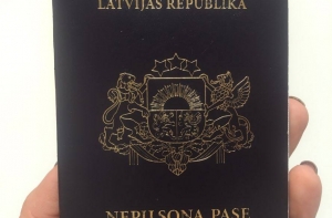 Президент: постараюсь сделать подарок всем детям неграждан к 18 ноября