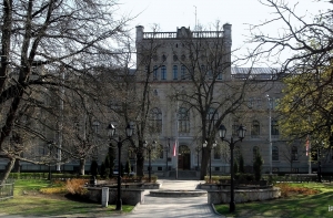 Экс-ректор: в Латвии дефицит молодой профессуры, а мы - о языке