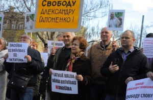 «Безопасность без свободы = диктатура»: прошел пикет в защиту Гапоненко