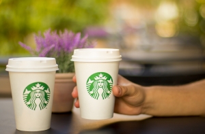 Starbucks на день закроет тысячи кофеен из-за расового скандала