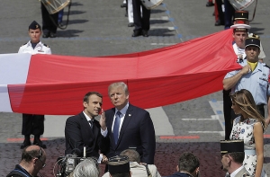 Трамп подарит Макрону обивку стула из Белого дома