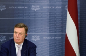 Премьер: в Латвию пока рано ввозить дешевых рабочих