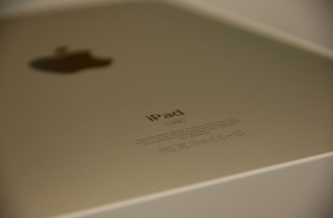 Российский депутат растоптал iPad в ответ на санкции США
