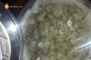 Покупал сельдь, а получил лук: латвиец жалуется на продукцию в магазине