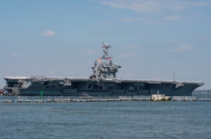 СМИ: США оставит авианосец в Средиземном море из-за активности России