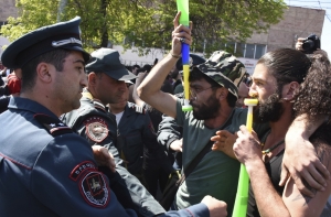 В Ереване задержали 100 участников протестных акций