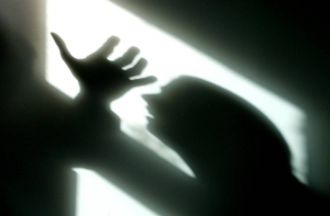 Cпасать ли жертв домашнего насилия? Среди латвийцев разгорелась острая дискуссия