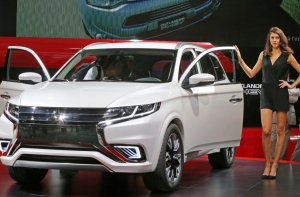 Премьер пересел на новенький Mitsubishi Outlander