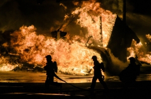Пожарные эвакуировали семь человек через окна горящего дома в Риге