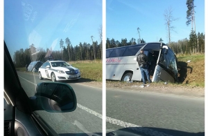 На Бауском шоссе пассажирский автобус съехал в кювет; есть пострадавшие