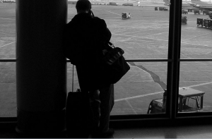 LTV критикуют за сюжеты о покидающих Латвию: вас что, захватил ОМОН?!