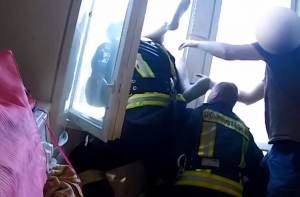 ВИДЕО: латвийский пожарный на лету поймал самоубийцу