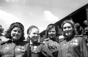Очаровательные улыбки женщин-военнослужащих Красной армии (38 фото)