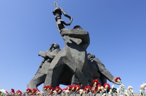 Tēvijas sargi сравнили людей в парке Победы с колорадскими жуками