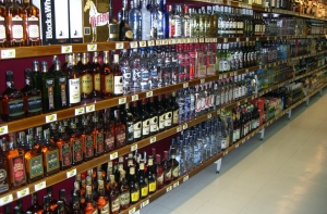 Эксперт: запретим алкоголь за «наличку» - начнут торговать в гаражах