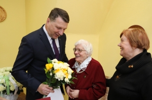 Защита данных: 100-летние юбиляры могут остаться без поздравлений президента