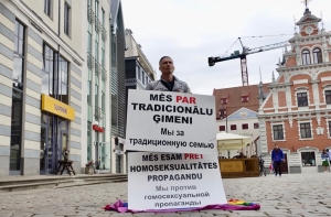 На акцию против гей-парада в Риге пришло два человека