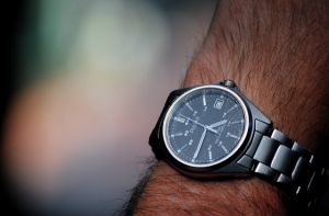 Пассажир самолета пытался провести через Ригу часы на 433 тысяч евро