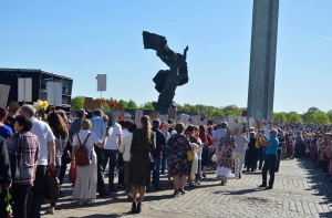 «Потом в России ложь покажут»: оператору в Риге хотели помешать вести съемку 9 мая