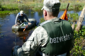 Bezvests.lv: поиски пропавшего на болоте мальчика продолжаются